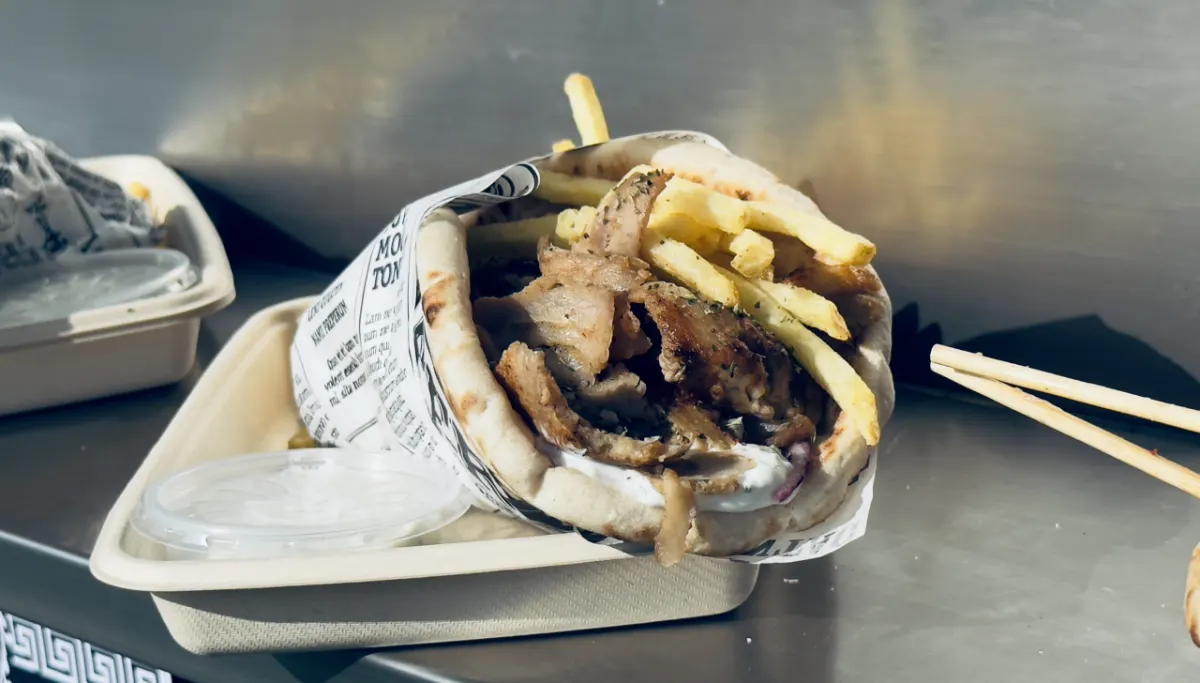 Græsk pita med kød og pommes frites som natmad til fest