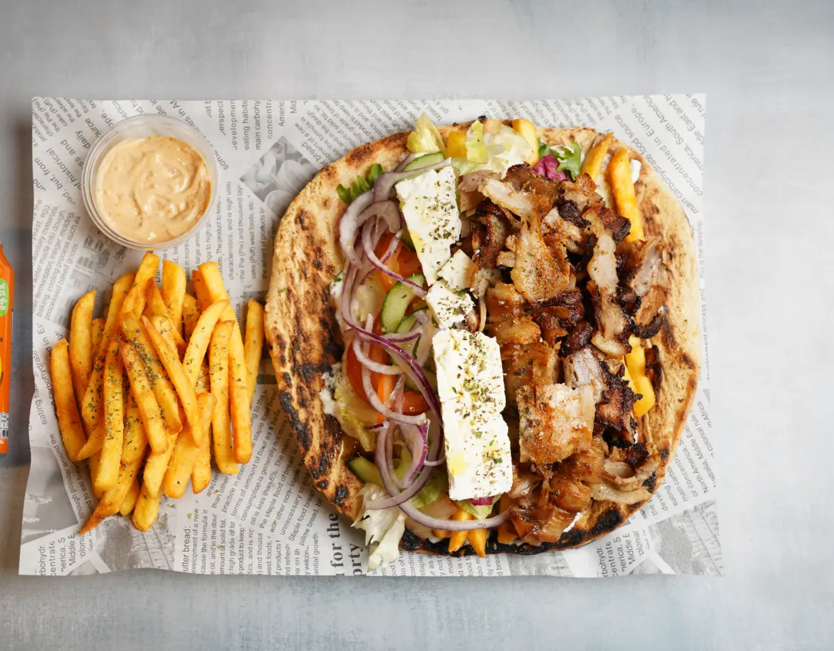 Pita-tallerken med kød, feta, rødløg, pommes frites og dip
