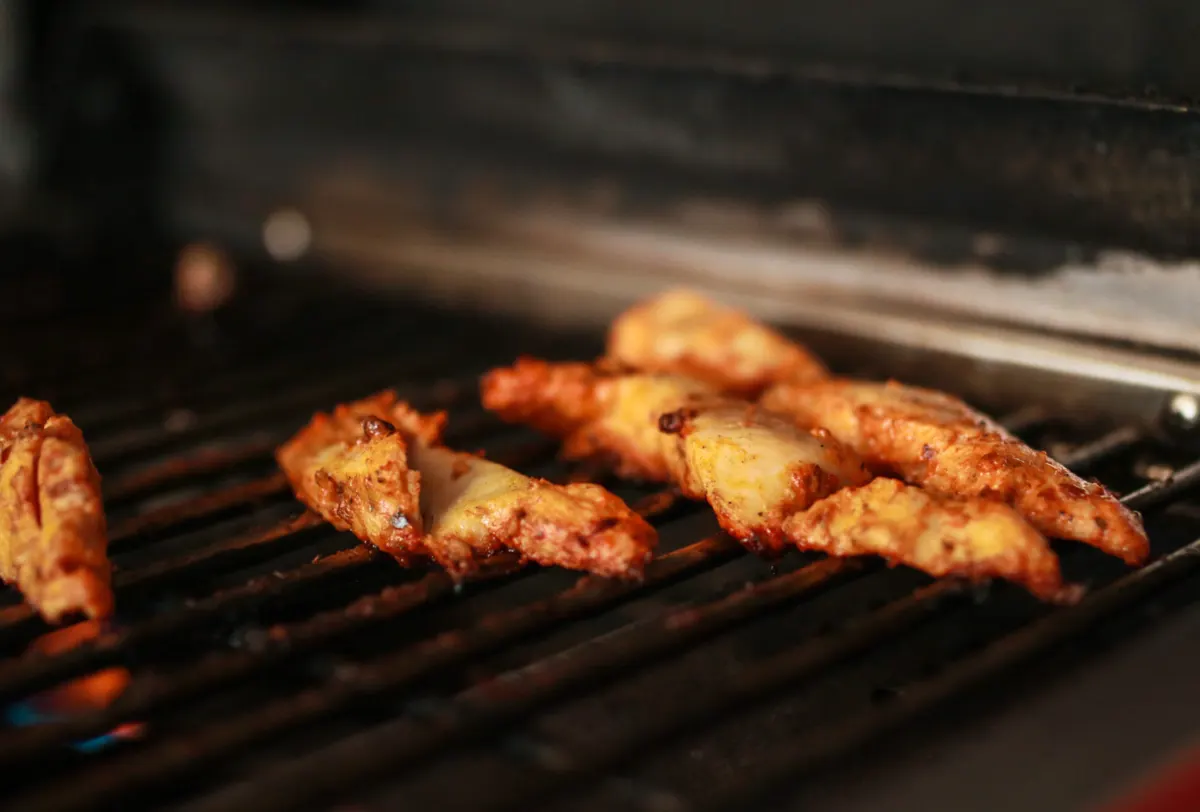 Kyllingestykker på grillen, klar til at komme i pita fra en pita foodtruck