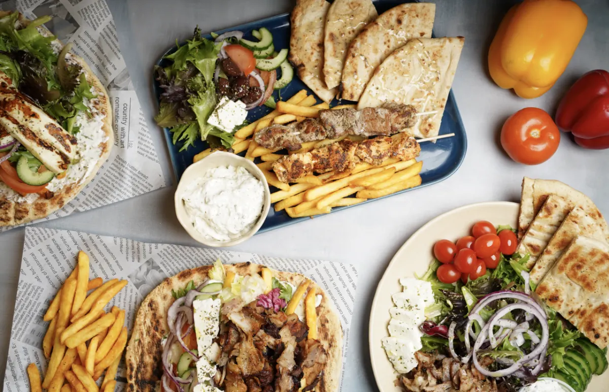 Pita catering med bakker af græsk pita, mezze, tzatziki og pommes frites