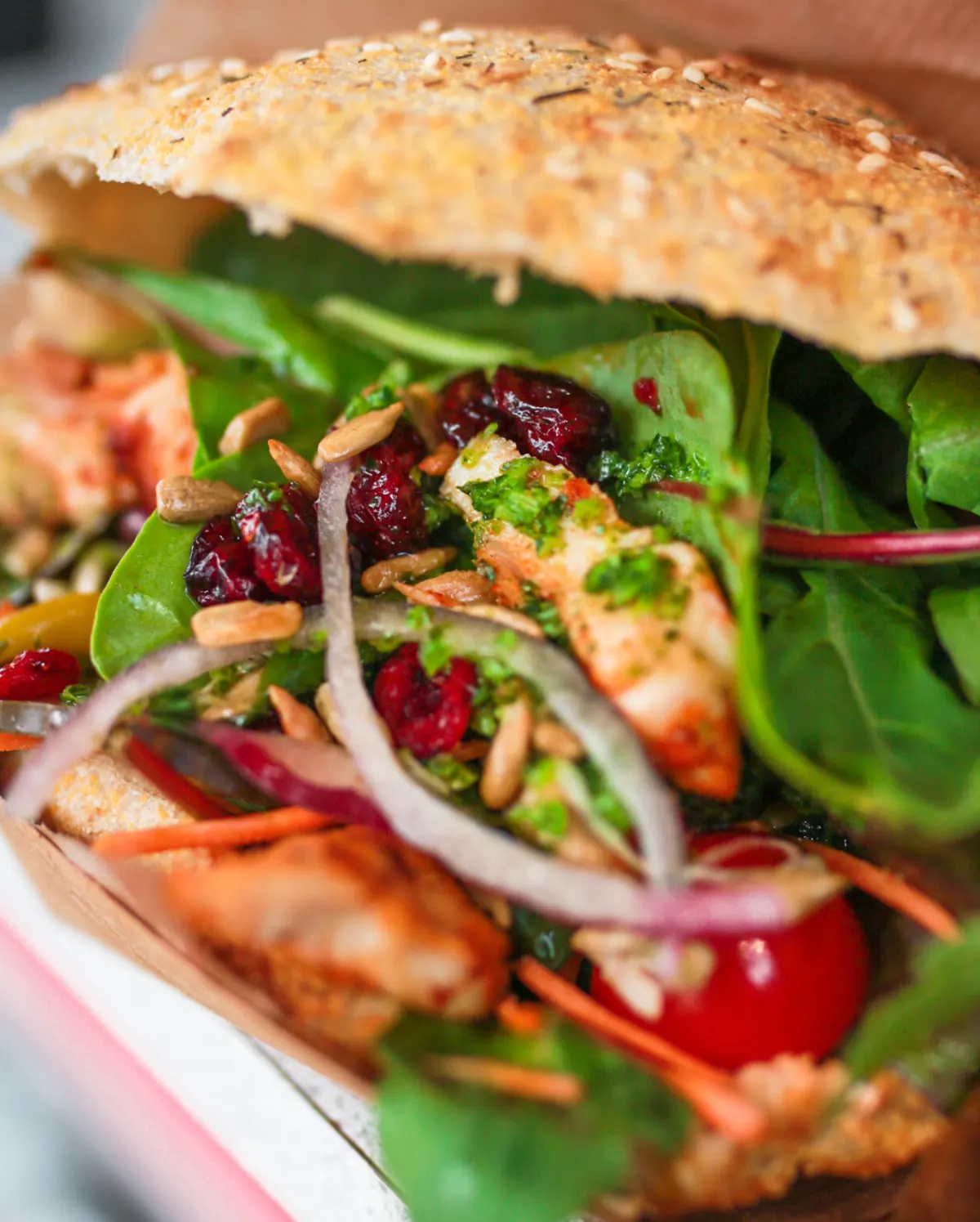Nærbillede af pita med kylling og frisk spinat – pita catering til fest i Odense