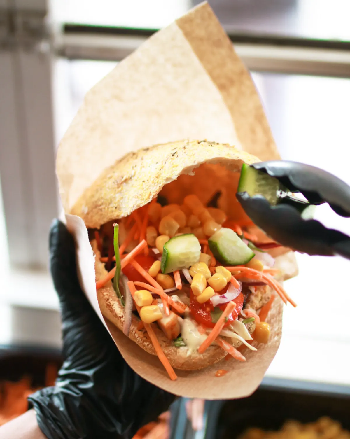 Pita bliver fyldt med friske grøntsager inde i foodtrucken – pita foodtruck til Randers og omegn