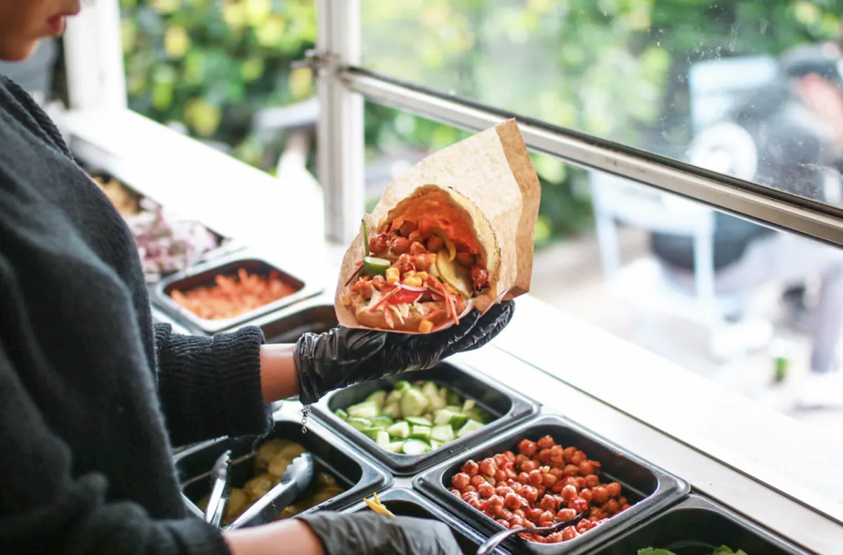 Pita samles ved salatbaren inde i Just Pitas foodtruck